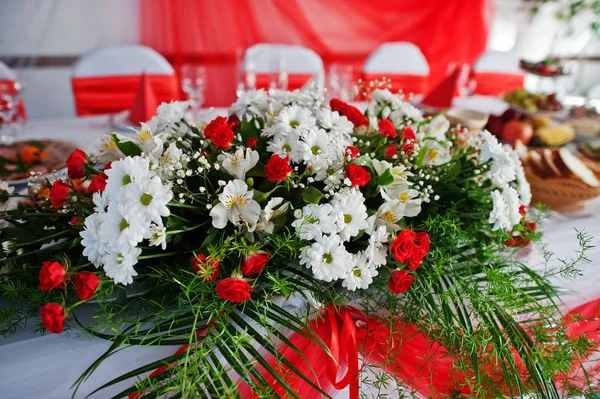 Sehr schöner und sanfter Blumenschmuck auf dem Hochzeitskleid — Stockfoto