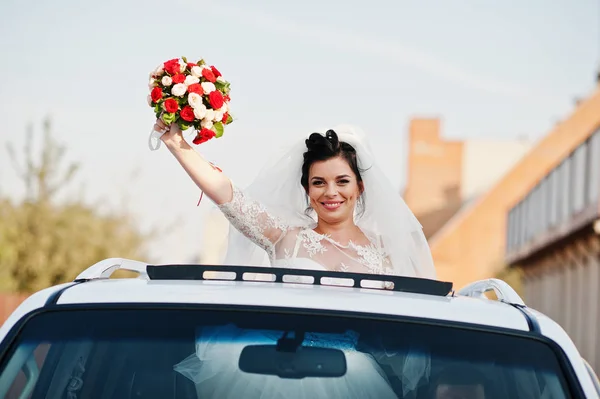 Portrait of a flawless bride looking out of the sunroof in the w — Stock Photo, Image