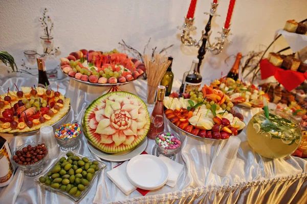 Красивый свадебный банкет, состоящий из разнообразных вкусностей — стоковое фото