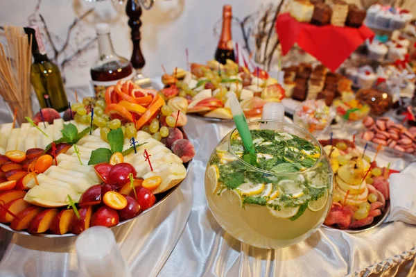 Bonito banquete de bodas que consta de varios deliciosos dis —  Fotos de Stock