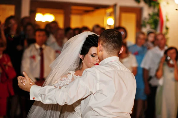 Fantastische bruidspaar hun eerste dans dansen in de v — Stockfoto