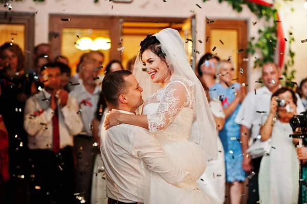 Fantástica pareja de novios bailando su primer baile en el restau —  Fotos de Stock