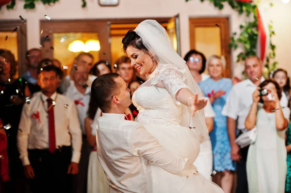 Fantasztikus esküvői pár az első tánc tánc az Ipari mosók — Stock Fotó