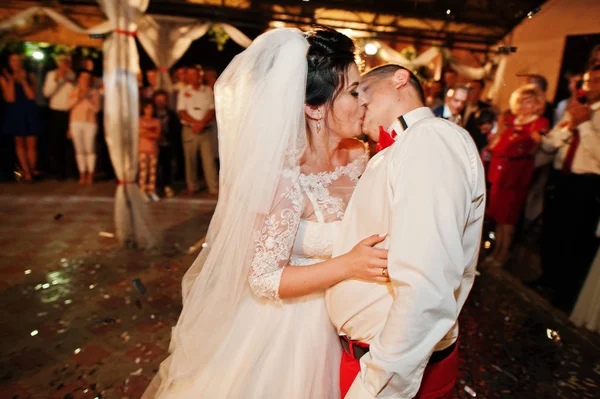 Casal de casamento fantástico dançando sua primeira dança no restau — Fotografia de Stock