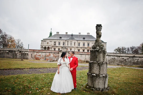 美しい結婚式のカップルを歩くと古い foun 横にポーズ — ストック写真