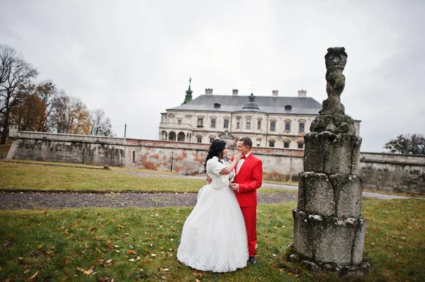 Casal de casamento bonito andando e posando ao lado do foun velho — Fotografia de Stock