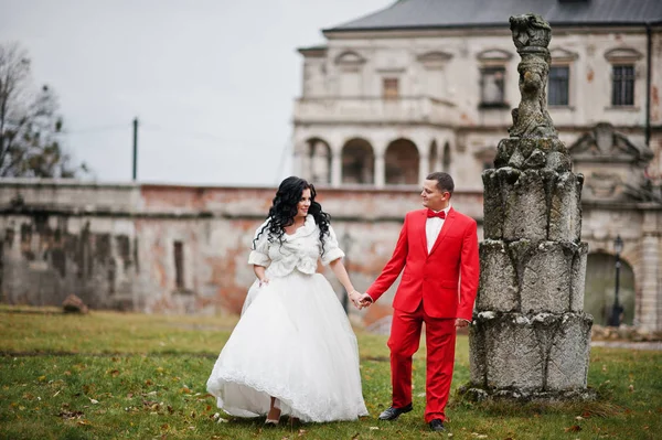 Beau couple de mariage marchant et posant à côté de la vieille foune — Photo