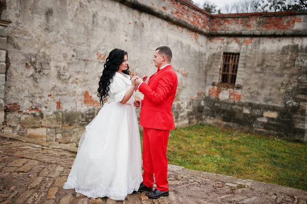 Gyönyörű esküvői pár pózol az udvarban egy régi vár wit — Stock Fotó