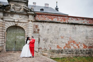 Bir ca'nın eski kapılar yanında poz çarpıcı Düğün çifti