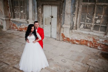 Bir ca'nın eski kapılar yanında poz çarpıcı Düğün çifti