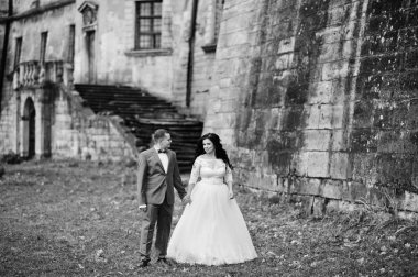 Güzel düğün çifti ile güzel bir archi ayakta dışında