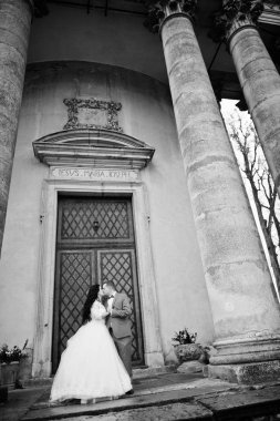  C eski kapılar yanında poz çarpıcı düğün çifti