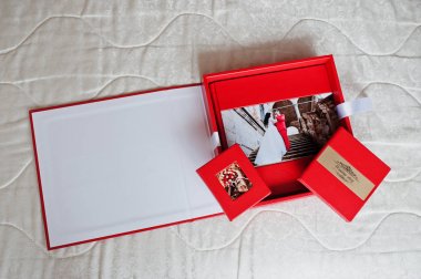 Altın inscr ile zarif kırmızı düğün photobooks veya fotoğraf albümleri