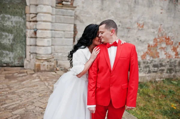 Красива весільна пара позує у дворі старовинного замку відьма — стокове фото