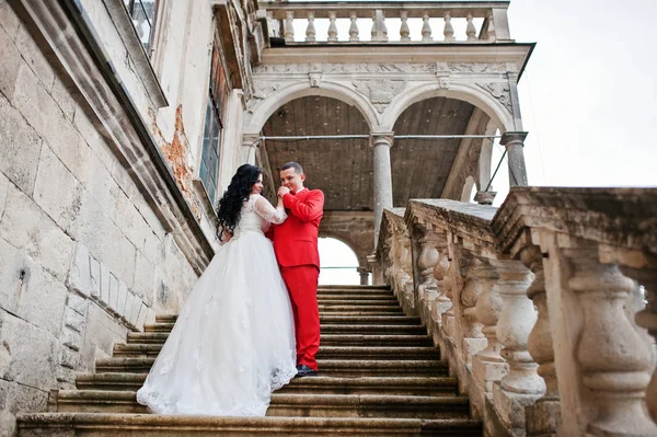 Impressionnant couple nouvellement marié profiter de la compagnie de l'autre sur le th — Photo