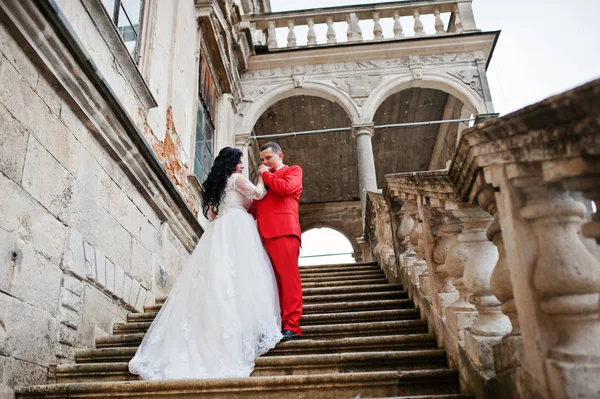 Geweldig nieuw echtpaar genieten van elkaars gezelschap op th — Stockfoto