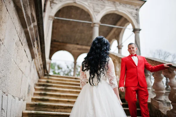 Impresionante pareja recién casada disfrutando de la compañía del otro en th —  Fotos de Stock