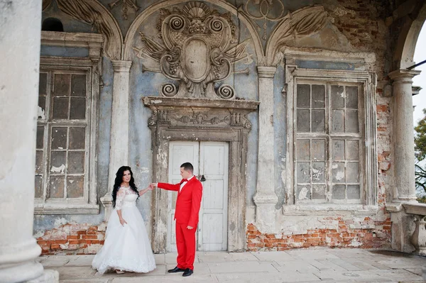 Preciosos recién casados bailando al aire libre con una vista excepcional de un —  Fotos de Stock
