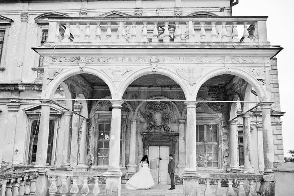 Beaux jeunes mariés dansant en plein air avec une vue exceptionnelle sur un — Photo