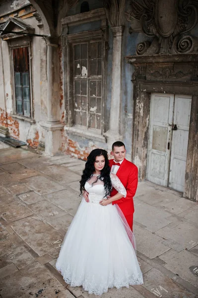 Потрясающая свадебная пара позирует рядом с древними дверями ca — стоковое фото