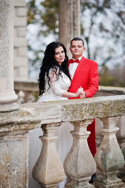 Pareja de bodas bien parecido posando en el balcón de un viejo edificio —  Fotos de Stock