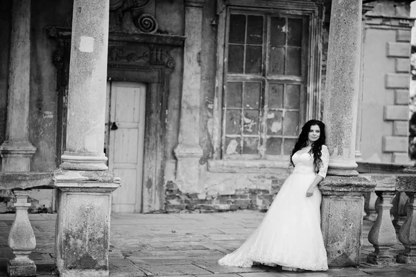 Portrait of an attractive bride posing next to the column on her — Stock Photo, Image
