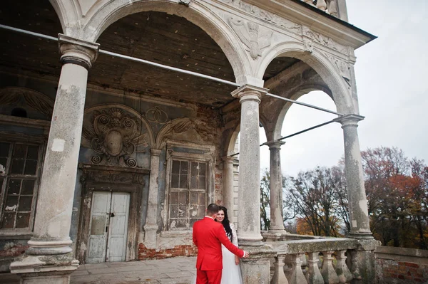 Красива весільна пара, що стоїть надворі з красивою арчі — стокове фото