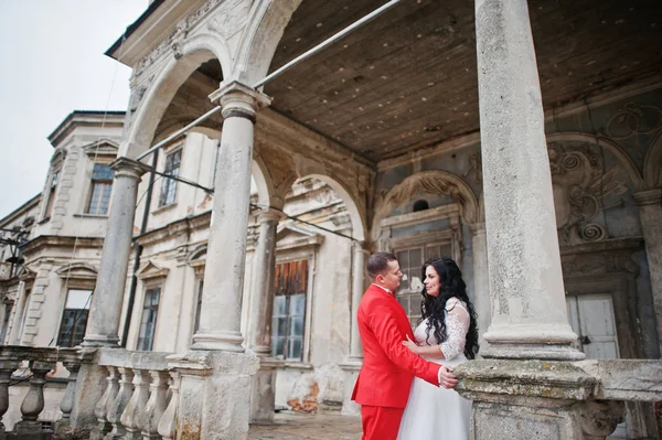 Bella coppia di sposi in piedi fuori con una bella archi — Foto Stock