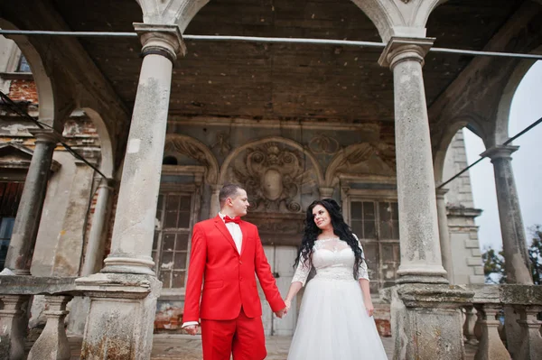 美丽的新婚夫妇站在外面与美丽的建筑 — 图库照片