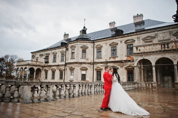 Wunderschönes Hochzeitspaar genießt die Gesellschaft des jeweils anderen auf dem Yar — Stockfoto