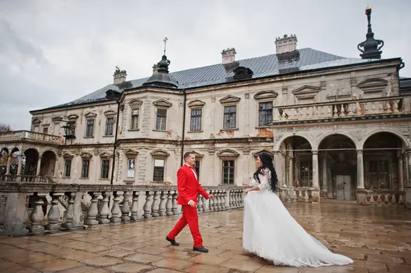 Lindo casamento casal aproveitando a companhia do outro no yar — Fotografia de Stock