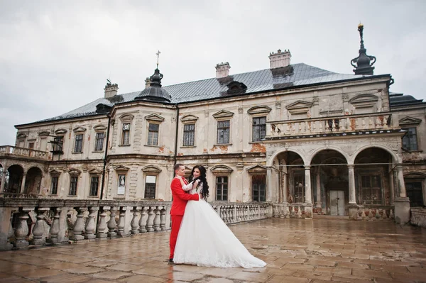 Lindo casamento casal aproveitando a companhia do outro no yar — Fotografia de Stock