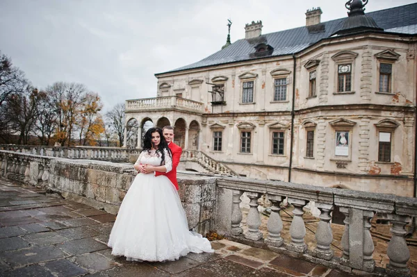 Nádherná svatební pár těší společnosti toho druhého na yar — Stock fotografie