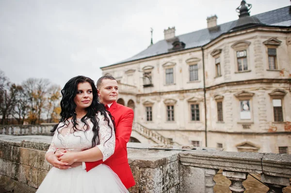 Hermosa pareja de boda disfrutando de la compañía del otro en el año — Foto de Stock