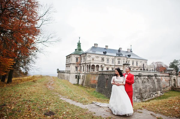 Casal de casamento perfeito de pé e posando na colina com um vi — Fotografia de Stock