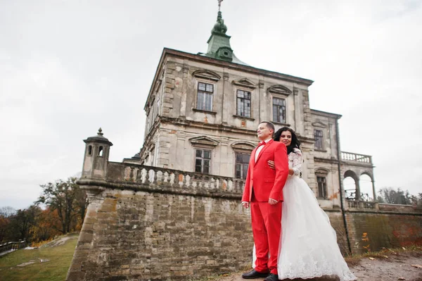 Beautiful wedding couple standing outside with a beautiful archi — Stock Photo, Image