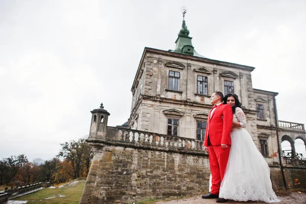 Красива весільна пара, що стоїть надворі з красивою арчі — стокове фото