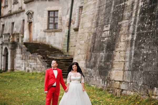 Casal bonito de pé fora com um belo archi — Fotografia de Stock