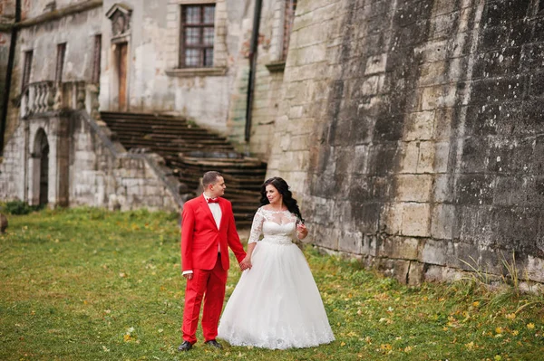 Красивая свадебная пара, стоящая снаружи с красивой арчи — стоковое фото