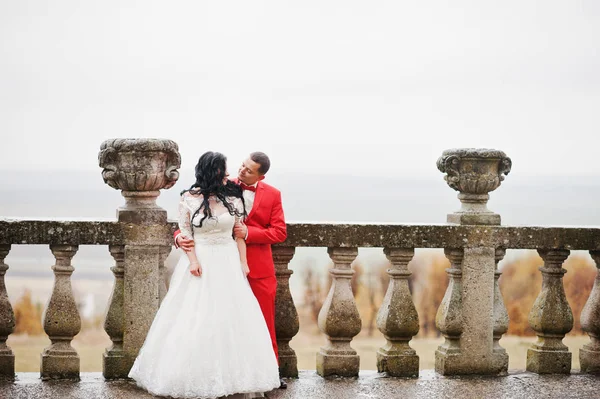 Fantástica pareja de boda de pie en la terraza con vistas a —  Fotos de Stock