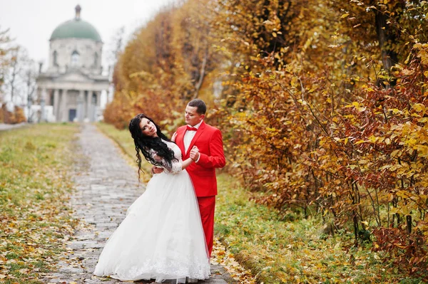 Härliga bröllop par poserar i parken på ett dimmigt och regnigt au — Stockfoto