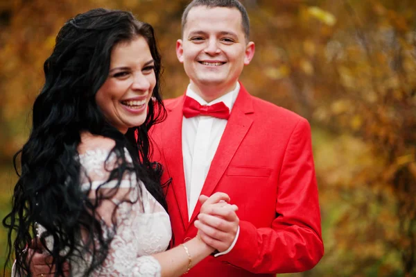 Feliz casal recém-casado rindo em seu dia do casamento no — Fotografia de Stock