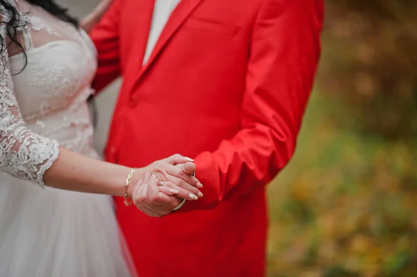 Close-up photo of a wedding couple holding hands in the park. — Stock Photo, Image
