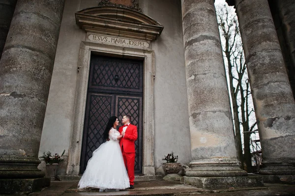 Superbe couple de mariage posant à côté des anciennes portes d'un ca — Photo