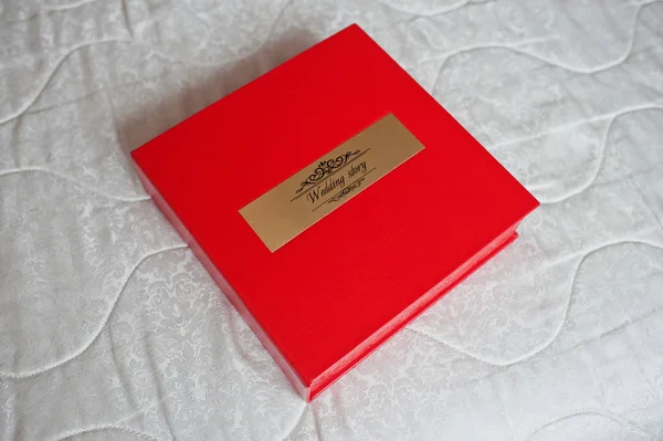 Sohisticated red leather wedding photobook or photo album with g — Stock Photo, Image