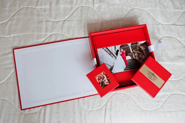 Elegant red wedding photobooks or photo albums with golden inscr — Stock Photo, Image