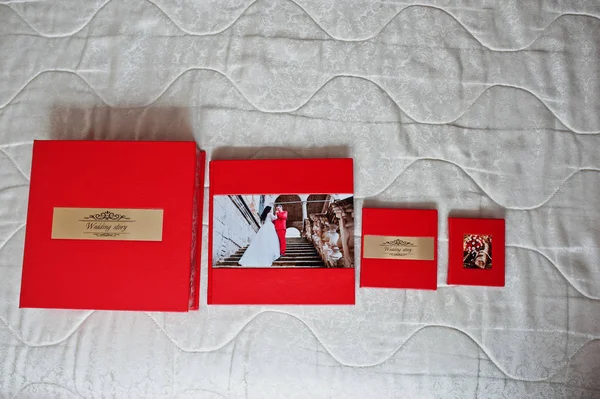 Elegante rote Hochzeits-Fotobücher oder Fotoalben mit goldenem Einband — Stockfoto