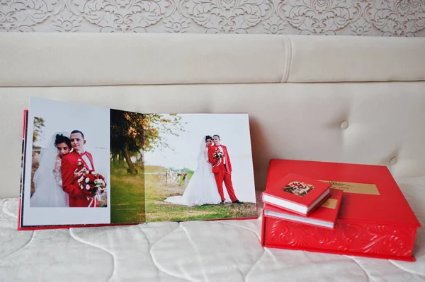 Seiten eleganter roter Hochzeitsfotobücher oder Fotoalben auf der weichen — Stockfoto