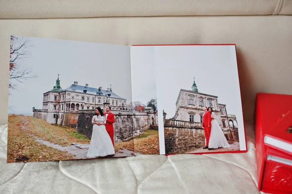 Páginas de fotolivro de casamento vermelho elegante ou fotoálbum no macio — Fotografia de Stock