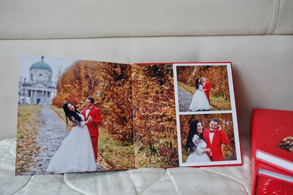 エレガントな赤のウェディング写真集やソフトでフォト アルバムのページ — ストック写真